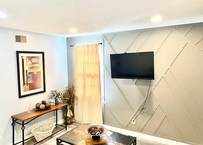 Welcome Travel Workers, King Bed, 2Br 1 ,5 Ba, 4Beds Sleep 5